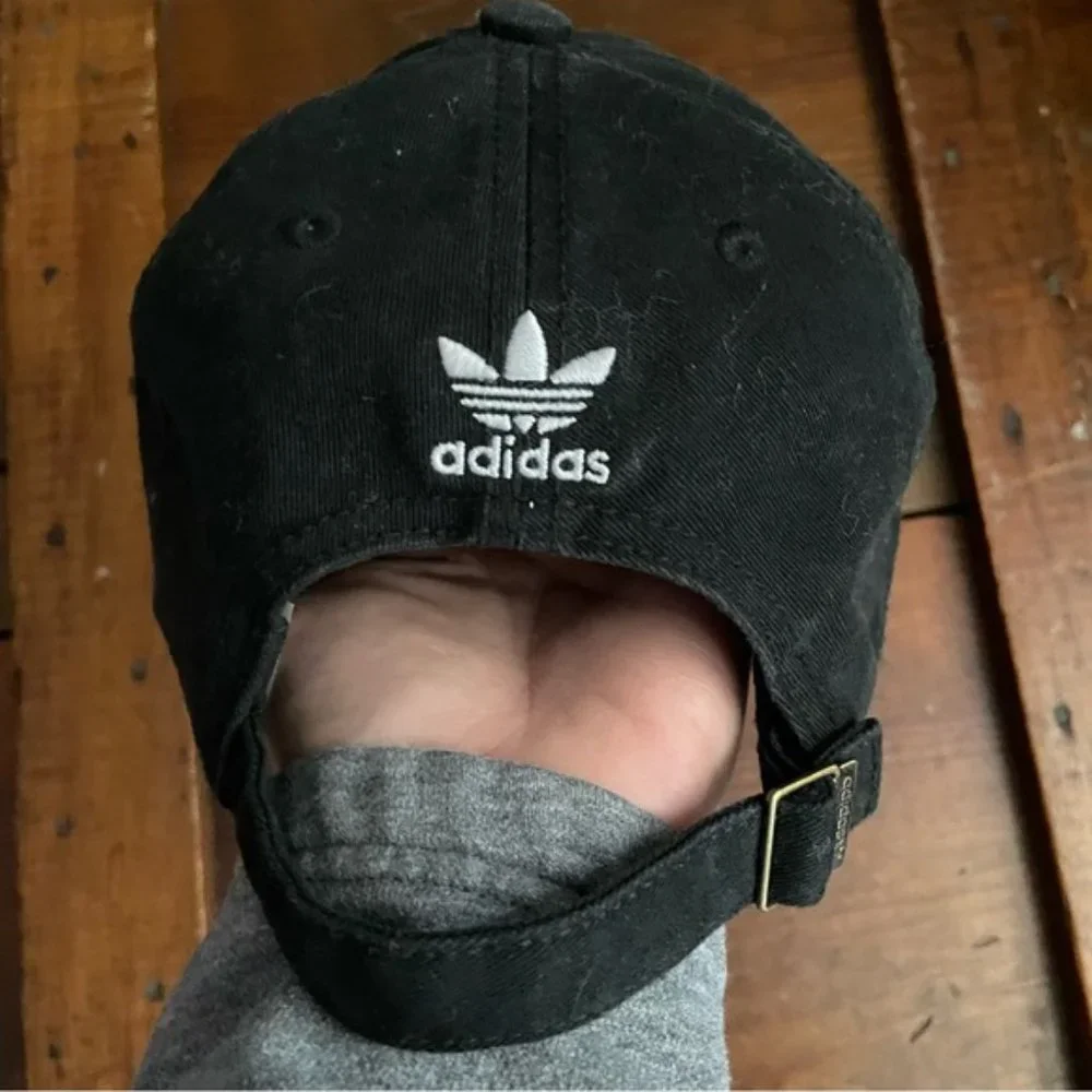 Adidas Black 🧢 baseball cap. Gently used very nice condition. Unisex - Picture 2 of 5